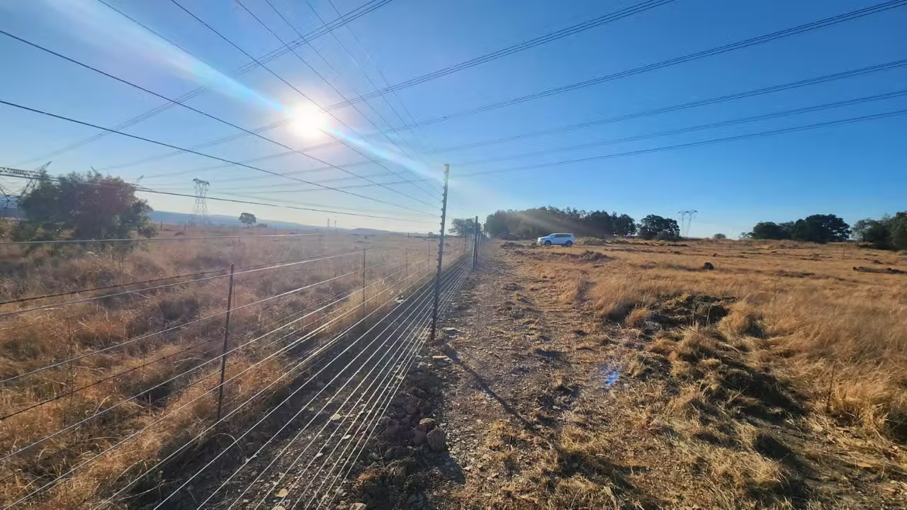 Stand-alone electric fence project